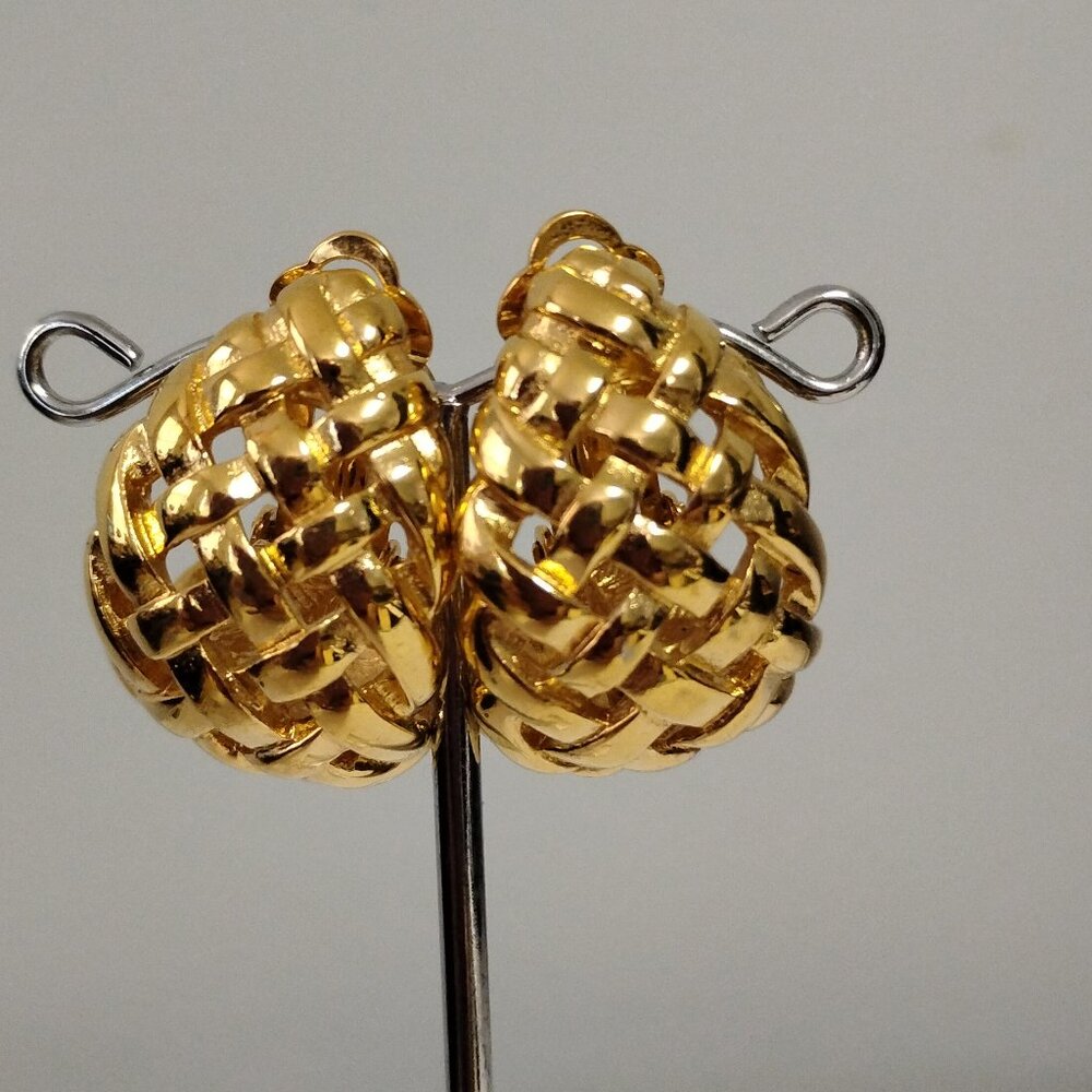 ❤️80'S GIVENCHY Gold Tone Basketweave Clip Earrings